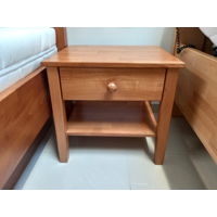 Talia masívny nočný stolík