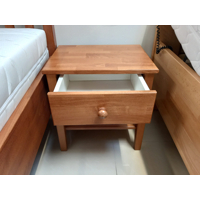 Talia masívny nočný stolík