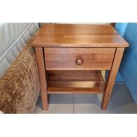 Talia masívny nočný stolík