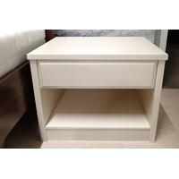 Elis drevený nočný stolík