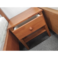 Talia masívny nočný stolík